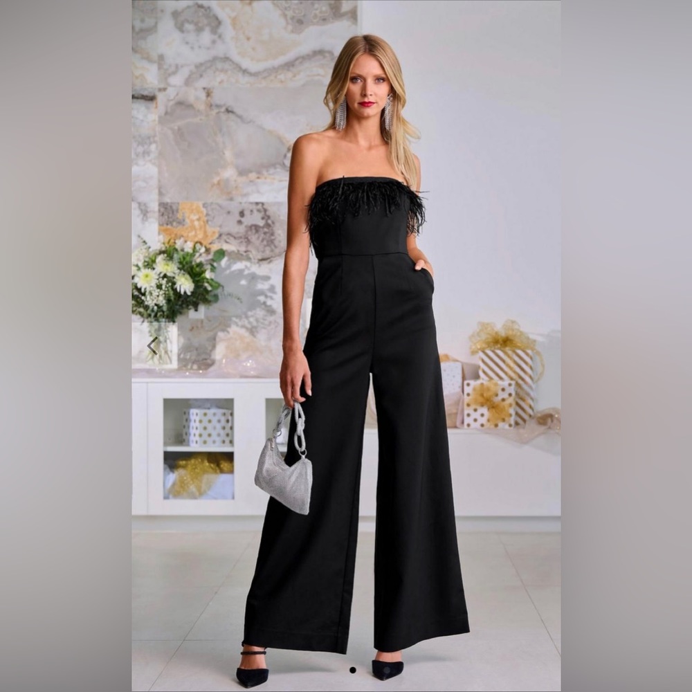 BOSTON PROPER 🆕 Strapless Faux-Feather Wide-Leg Jumpsuit. Size 6.
